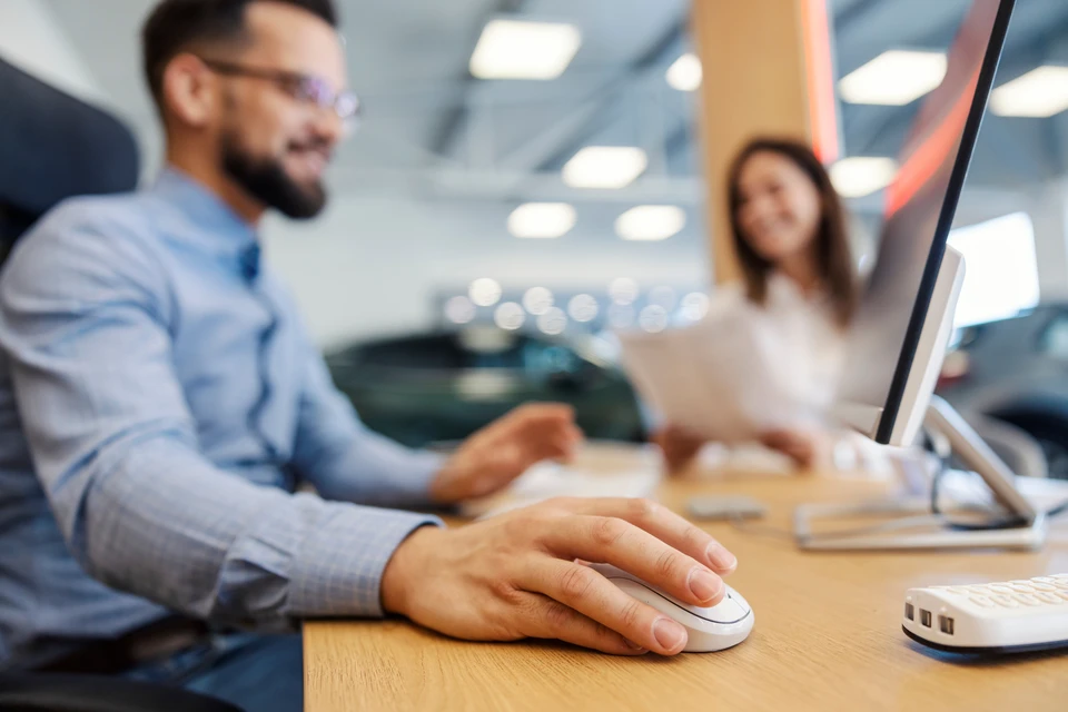 Personne travaillant sur ordinateur portable dans bureau moderne, consultant interface digitale sur franchise commerciale